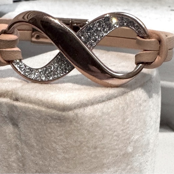 ✨Stunning Vintage Swarovski Infinity Rose Bracelet featuring Clear Pave Crystals - Picture 14 of 16